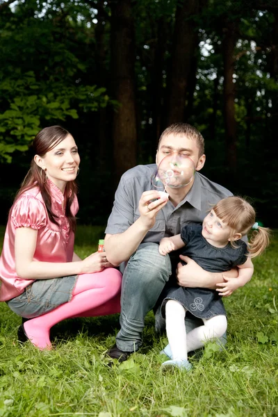 Glückliche Familie Beim Spaziergang Waldpark — Stockfoto