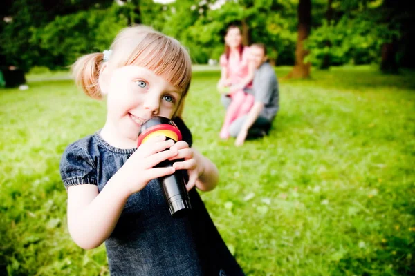 Kislány Mikrofonnal Kezében Közeli Kép Portré — Stock Fotó