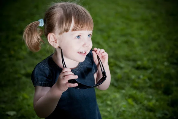 Маленька Дівчинка Сонцезахисними Окулярами Фоні Природи — стокове фото