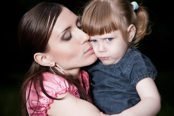 Moeder kussen dochter — Stockfoto