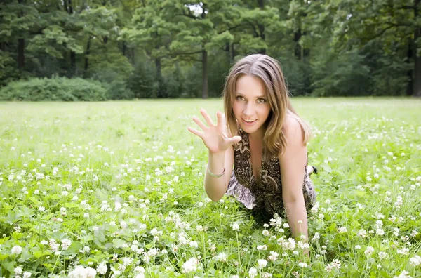 Sexy Frau Auf Dem Grünen Gras — Stockfoto