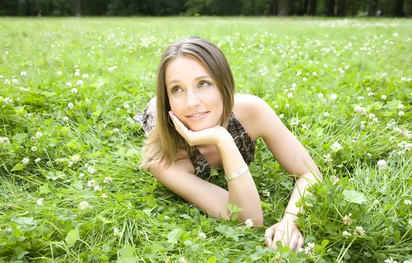 La mujer acostada en un prado — Foto de Stock