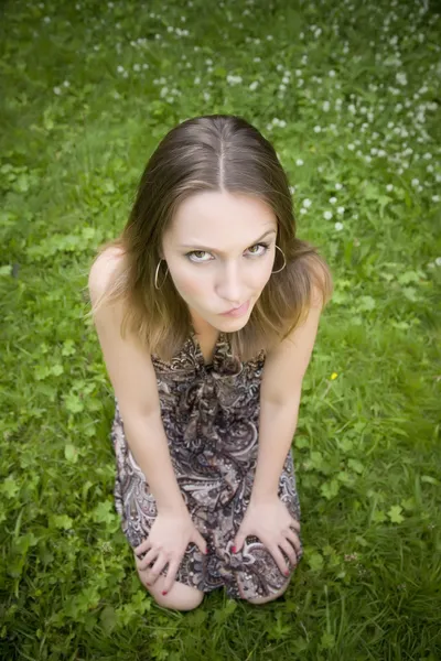 Lustiges Mädchenporträt Gras — Stockfoto