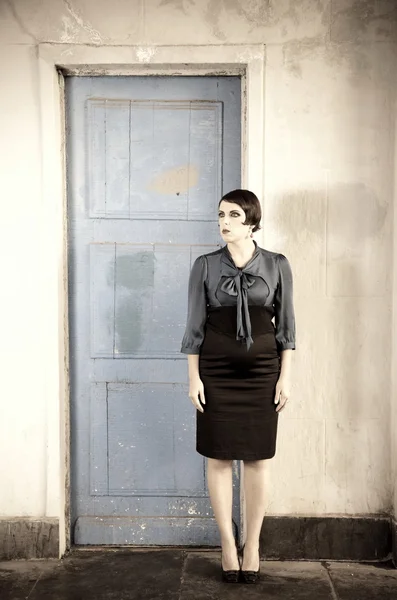 Γυναίκα κοντά στην πόρτα. — Φωτογραφία Αρχείου