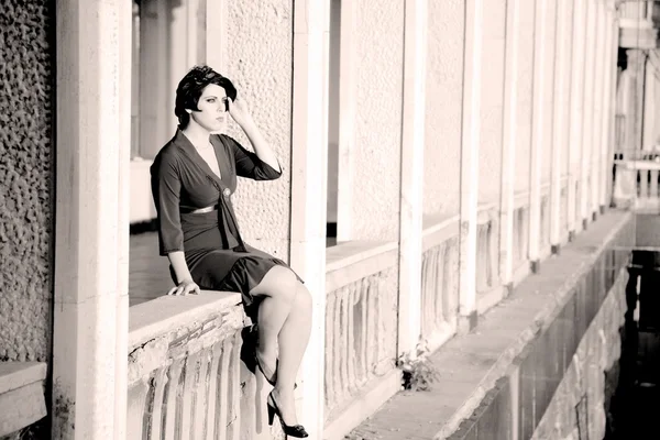 Femme sur un balcon — Photo