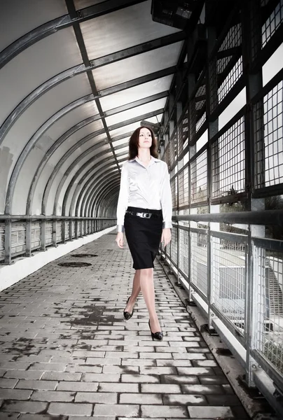 Beautiful Businesswoman Walking Pedestrian Bridge — Stock Photo, Image