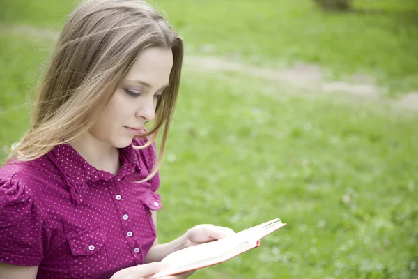 Νεαρή Γυναίκα Που Διαβάζει Βιβλίο Στο Πάρκο — Φωτογραφία Αρχείου
