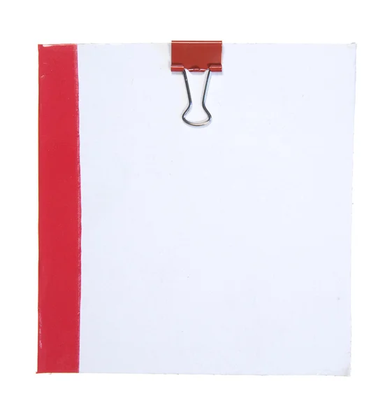 白い背景で隔離赤い金属製のクリップで段ボールのメモ — ストック写真
