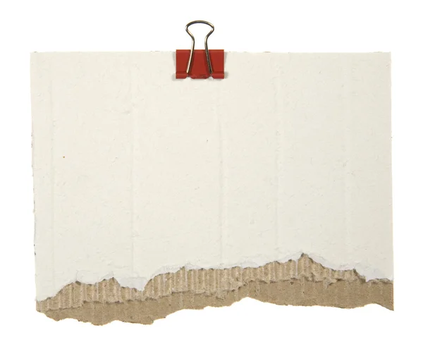 Yırtık Karton Izole Beyaz Zemin Üzerine Kırmızı Klipsli — Stok fotoğraf