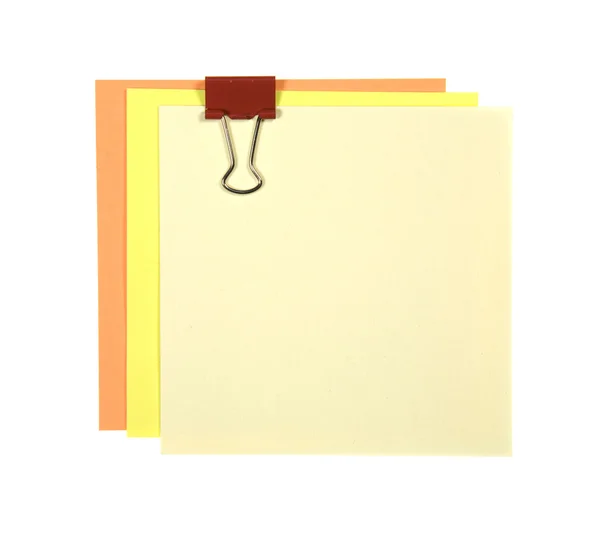 白で隔離される赤い金属製のクリップを含むカラフルなノートのセット — ストック写真