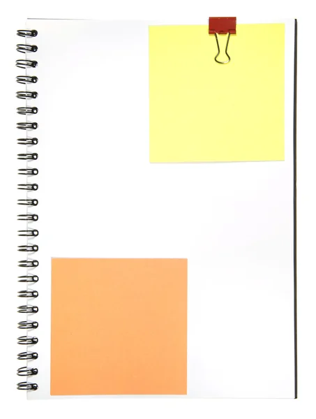 メモと白い背景で隔離のクリップを持つ空白のメモ帳 — ストック写真