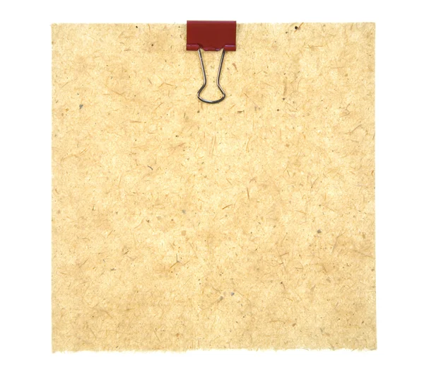 Eski Stil Kağıt Üzerinde Beyaz Izole Kırmızı Metal Klipsli — Stok fotoğraf
