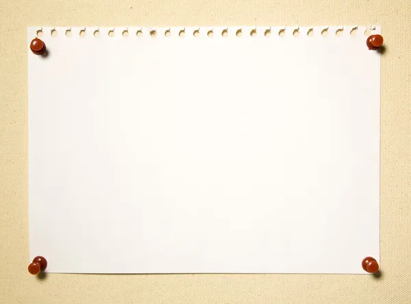 繊維の背景に赤のクリップで空白のメモ帳のページ — ストック写真