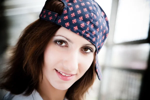 野球帽の暗い髪の女の子 クローズ アップの肖像画 — ストック写真