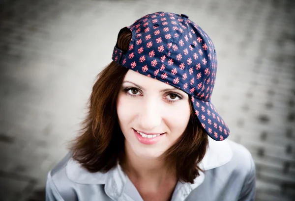 野球帽と美容女性 クローズ アップの肖像画 — ストック写真