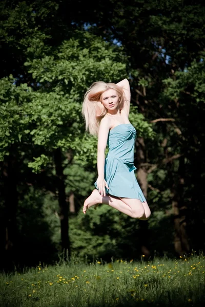 跳得高自然背景上的漂亮女人 — 图库照片