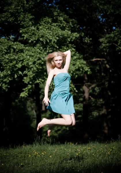 かなりの女の子をジャンプ — ストック写真