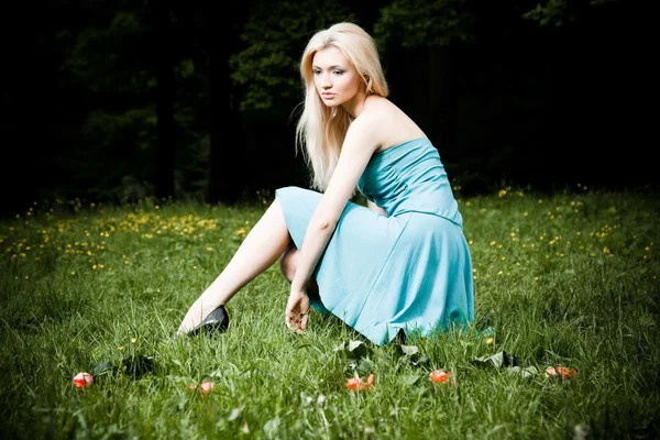 Yeşil Çimenlerin Üzerinde Oturan Genç Kadın — Stok fotoğraf
