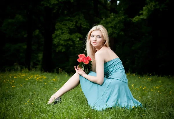 Pretty Woman Roses Sitting Meadow — Stock Photo, Image