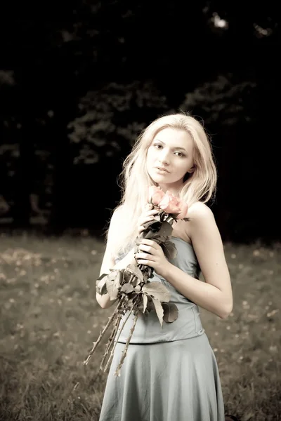 Jolie Jeune Femme Avec Des Roses Dans Les Mains — Photo