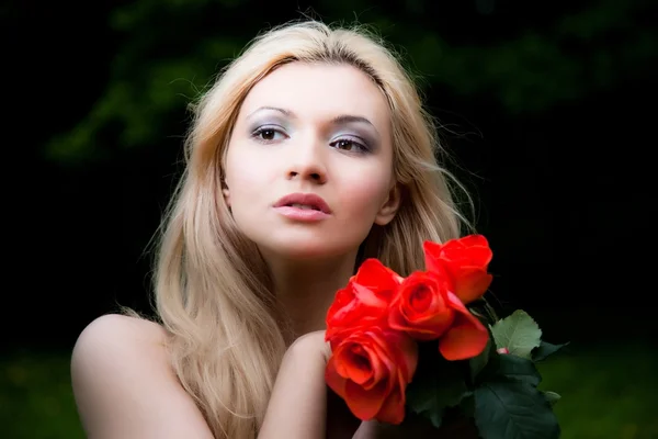 Mulher Loira Bonita Com Olhos Castanhos Retrato Close — Fotografia de Stock