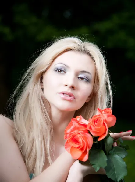 Ξανθιά Γυναίκα Ομορφιά Τριαντάφυλλα Στα Χέρια Close Πορτρέτο — Φωτογραφία Αρχείου