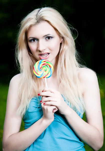 Flickan Och Hennes Lollipop Natur Bakgrund — Stockfoto