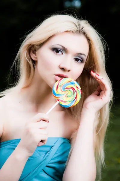 Kvinnan Och Hennes Lollipop Natur Bakgrund — Stockfoto