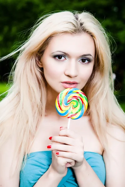 Skönhet Kvinna Med Lollipop Natur Bakgrund — Stockfoto