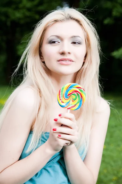 Hübsche Frau Mit Süßigkeiten Der Hand — Stockfoto