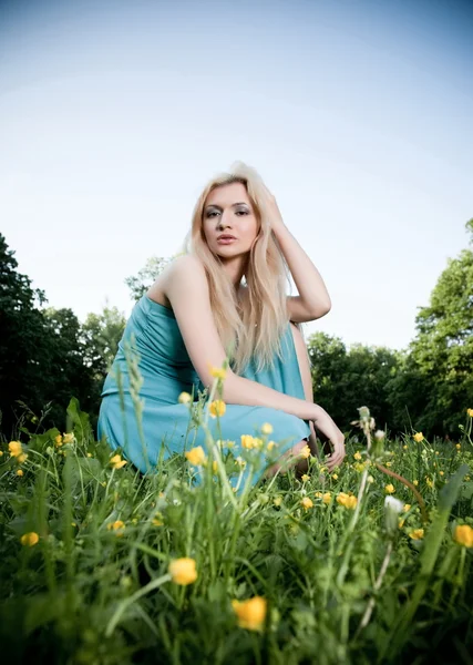 緑の芝生に座っているきれいな女性 — ストック写真