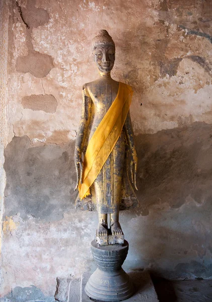 古代仏像彫刻をラオス ビエンチャンのワットシリコンサの回廊で — ストック写真
