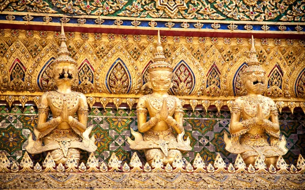 ガルーダの鳥の王 エメラルドの仏の寺院 壮大な宮殿 バンコク — ストック写真