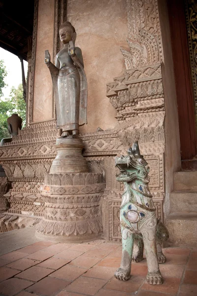 Köpek-aslan heykeli taşlar ile dekore edilmiştir. — Stok fotoğraf