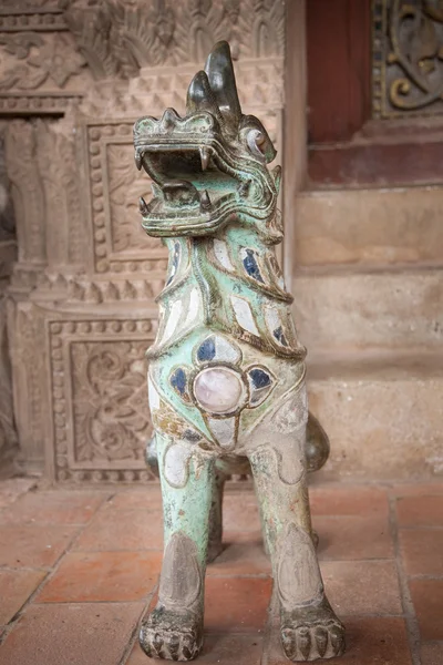 Hund-Löwe-Statue mit Steinen verziert — Stockfoto