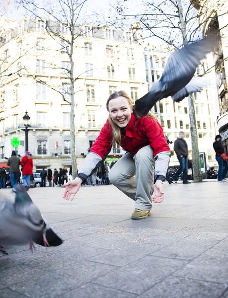 Kadın ve güvercinler — Stok fotoğraf