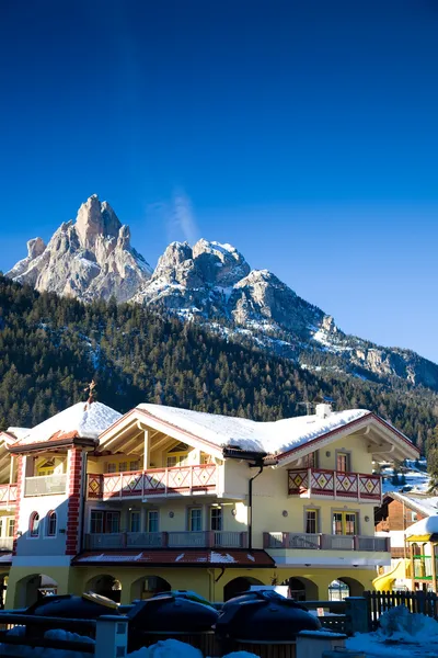 Hotel in den Alpen — Stockfoto