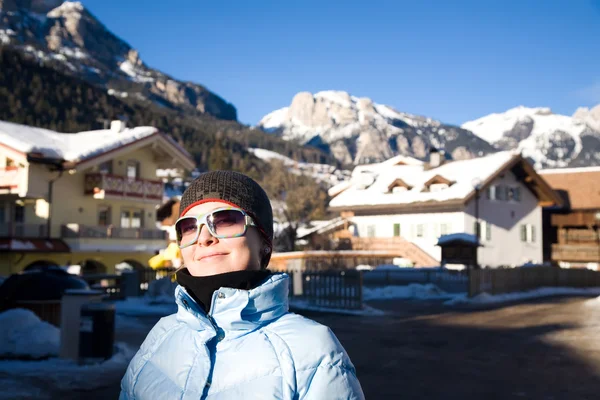 Mujer joven en Alpes Resort — Foto de Stock