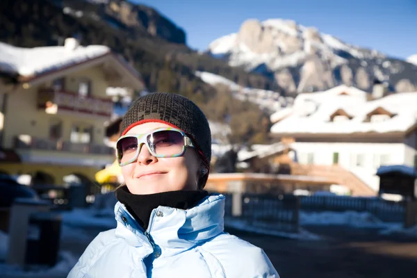 Mujer feliz en el pequeño pueblo de los Alpes italianos — Foto de Stock