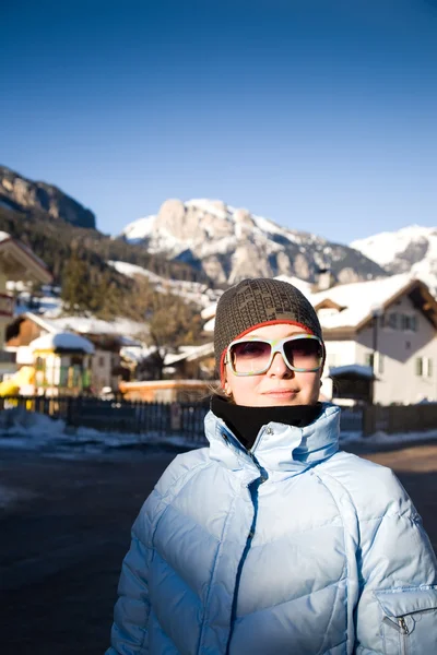 Vrouw in de Alpen resort — Stockfoto