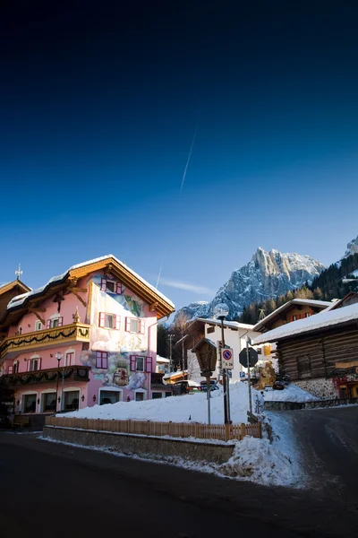 Mountain Village contra céu azul claro — Fotografia de Stock