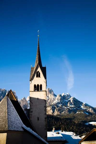 Eglise dans les montagnes alpines — Photo