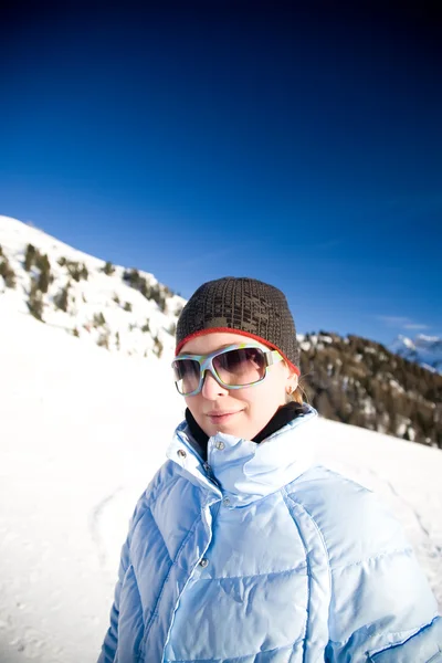 Mujer joven bajo la luz del sol en las montañas de los Alpes —  Fotos de Stock