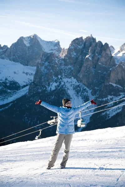 Gelukkige vrouw in Italiaanse Alpen resort — Stockfoto