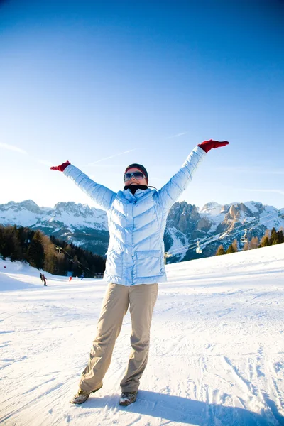 Mujer feliz bajo la luz del sol en el resort de montaña —  Fotos de Stock
