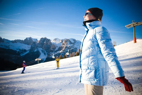 Glückliche Frau im Skigebiet — Stockfoto
