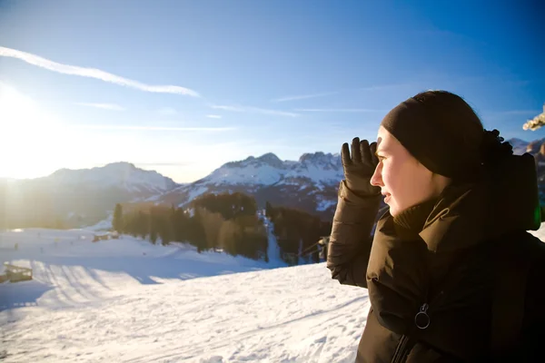 Νεαρή γυναίκα στα βουνά Άλπεων κοιτάζοντας μπροστά — Φωτογραφία Αρχείου