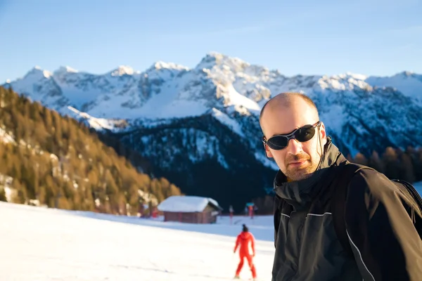 Nuori mies Alpeilla Vuoret — kuvapankkivalokuva