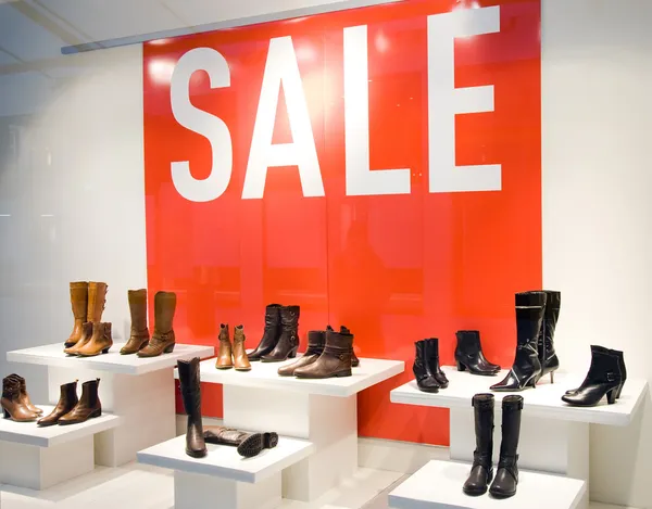 Okno v obchodě boty v sezóně prodej — Stock fotografie