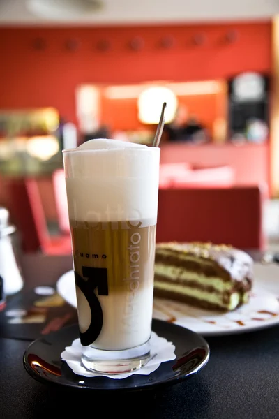 Taza de café fresco y pastel — Foto de Stock